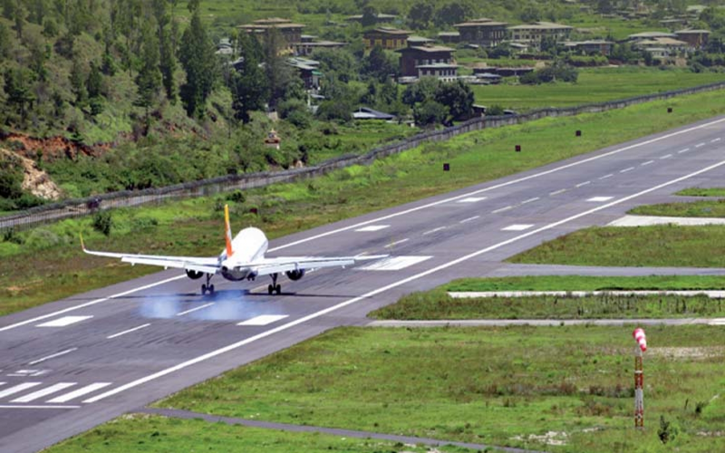 LE BHOUTAN (HIMALAYA) : L&#039;aéroport de Paros, l&#039;un des plus dangereux et redoutés du monde
